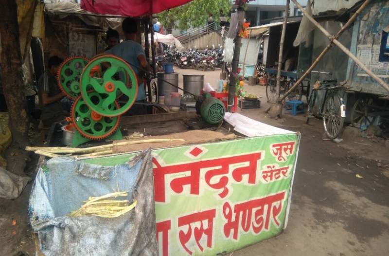 चौक-चौराहों पर गन्ने के रस की चलती-फिरती दुकानें