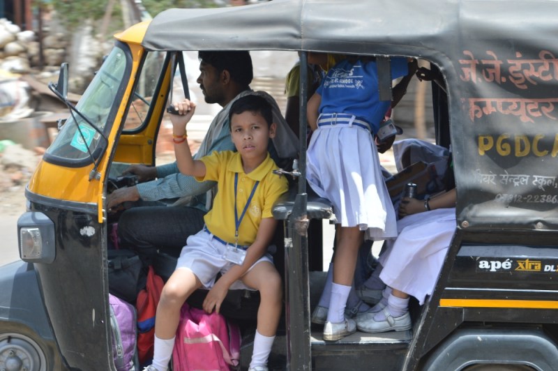 शिक्षा विभाग भी हुआ स्कूल प्रबंधन की तरह बेरहम, इतनी गर्मी में भी नहीं नजर आ रहे बच्चों के चेहरे