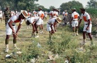  गणेश मन्दिर में साफ-सफाई