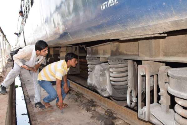 रीवा-जबलपुर पैसेंजर ट्रेन में इस तरह उठा धुआं, देखें हादसे की ताजा तस्वीर