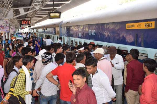 रीवा-जबलपुर पैसेंजर ट्रेन में इस तरह उठा धुआं, देखें हादसे की ताजा तस्वीर