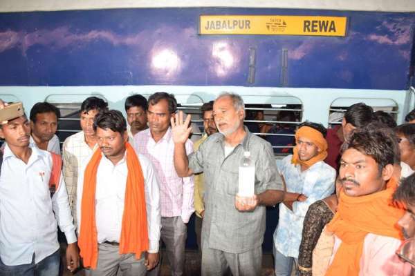 रीवा-जबलपुर पैसेंजर ट्रेन में इस तरह उठा धुआं, देखें हादसे की ताजा तस्वीर