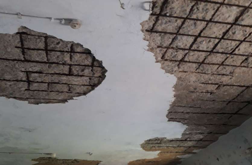 CG Analytical Story : रमन राज में आदिवासी आश्रम के नाम पर हो रहा मजाक, कबाड़ हॉस्टल में दिखाया जा रहा बच्चियों का रहना