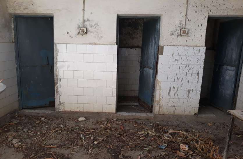 CG Analytical Story : रमन राज में आदिवासी आश्रम के नाम पर हो रहा मजाक, कबाड़ हॉस्टल में दिखाया जा रहा बच्चियों का रहना