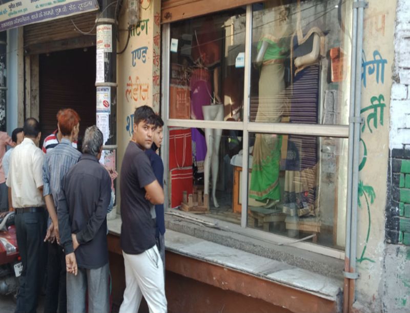 theft in sarees showroom