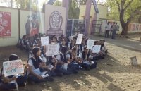 Jawahar Navodaya Vidyalaya Students Strike in bargi Sitting on hold,jawahar navodaya vidyalaya result,jawahar navodaya vidyalaya selection test 2018,navodaya vidyalaya admission,students strike,students of the year,Jabalpur,
