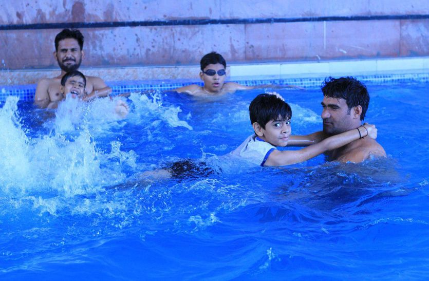 Pintu Gehlot teaching swimming to para players