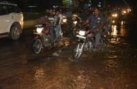 पाइपलाइन फूटने से हजारों लीटर पानी सड़क पर बहा