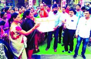 बच्ची की मौत पर बौखलाए परिजन, लापरवाह डॉक्टर व स्टॉफ के खिलाफ मितानिन व पार्षद बैठे धरने पर