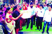 बच्ची की मौत पर बौखलाए परिजन, लापरवाह डॉक्टर व स्टॉफ के खिलाफ मितानिन व पार्षद बैठे धरने पर