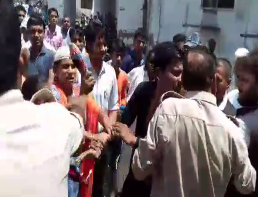एसएसपी कार्यालय के सामने पहले महिला ने युवक को पीटा, फिर वकीलो ने…, वीडियो में देखें पुलिस क्या कर रही थी…