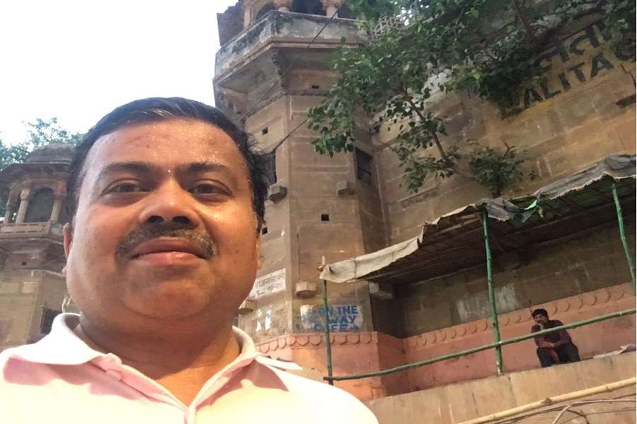ललिता घाट पर डॉ विजय नाथ मिश्र