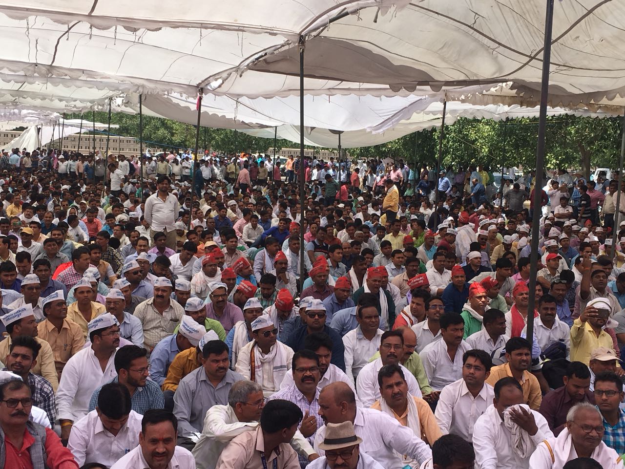 तीन सूत्रीय मांगों को लेकर ग्राम विकास अधिकारियों ने लखनऊ में दिया धरना, देखें वीडियो
