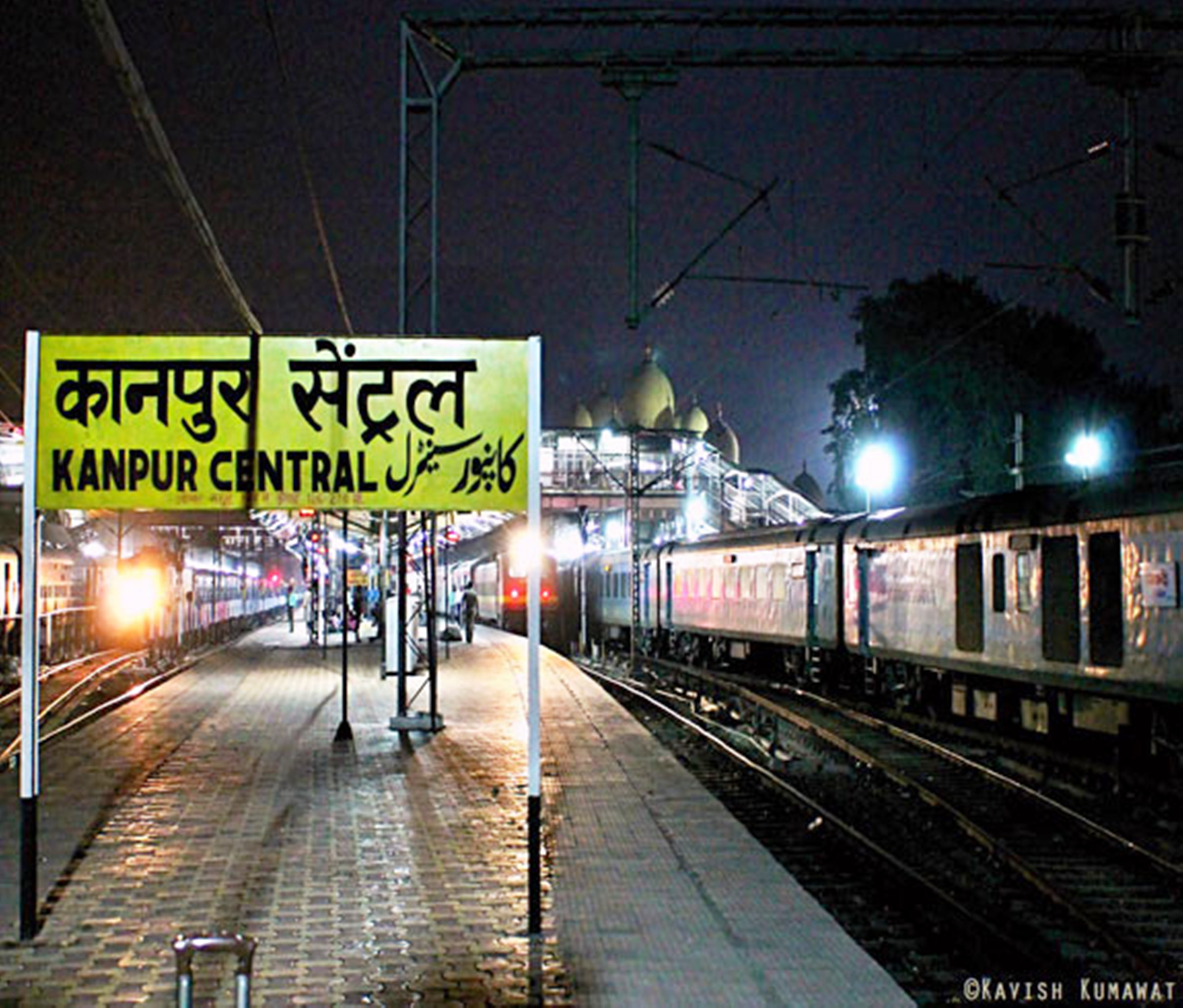 महिला यात्री का रूपए से भरा बैग कानपुर रेलवे स्टेशन में गिरा, जीआरपी के जवान को मिला तो बुलाकर उन्हें वापस किया