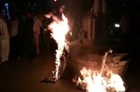 Video Gallery : रेलवे अधिकारियों का पुतला फूंकने के बाद रेलवे एक्शन कमेटी ने मालगाड़ी रोकने बनाई रणनीति, पढि़ए खबर...