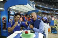 sachin tendulkar celebrating his birthday with mathew heyden in wankhede stadium