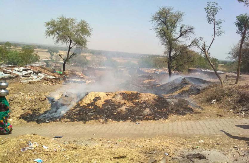 ग्रामीणों ने पाया काबू, आग बुझाने पहुंची दमकल रास्ते में गड्ढे में फंसी