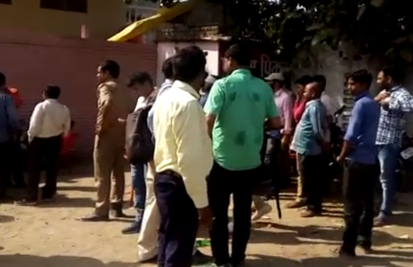 शाहजहांपुर में आसाराम यौन पीड़िता के घर पूरे दिन रही गहमागहमी