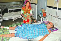 बाड़मेर के राजकीय चिकित्सालय में भर्ती साहेब की सेवा करते परिजन।