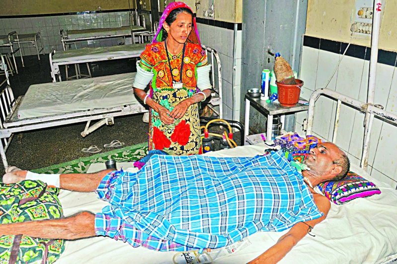 बाड़मेर के राजकीय चिकित्सालय में भर्ती साहेब की सेवा करते परिजन।