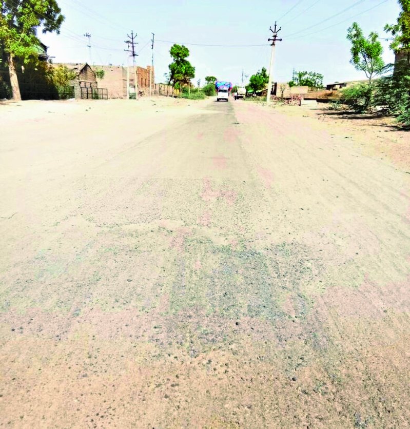 क्षतिग्रस्त जसोल-तिलवाड़ा मार्ग।