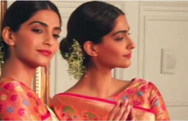 OMG! शादी से पहले ही गजरा लगाए, कांजीवरम साड़ी पहने सोनम दिखीं नई नवेली दुल्हन के लिबास में...