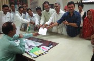 पत्र सौंपते कांग्रेस पदाधिकारी