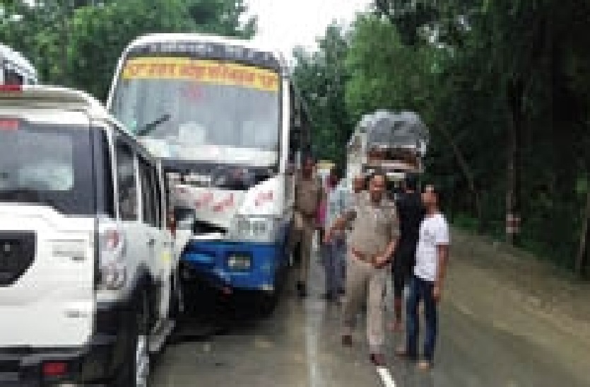 one dead in bus and Scorpio accident in mahoba up