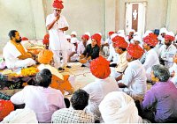 समदड़ी. कस्बे में लिखमीदास मन्दिर के वार्षिक महोत्सव को सम्बोधित करते विधायक।