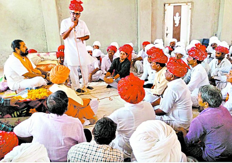 समदड़ी. कस्बे में लिखमीदास मन्दिर के वार्षिक महोत्सव को सम्बोधित करते विधायक।