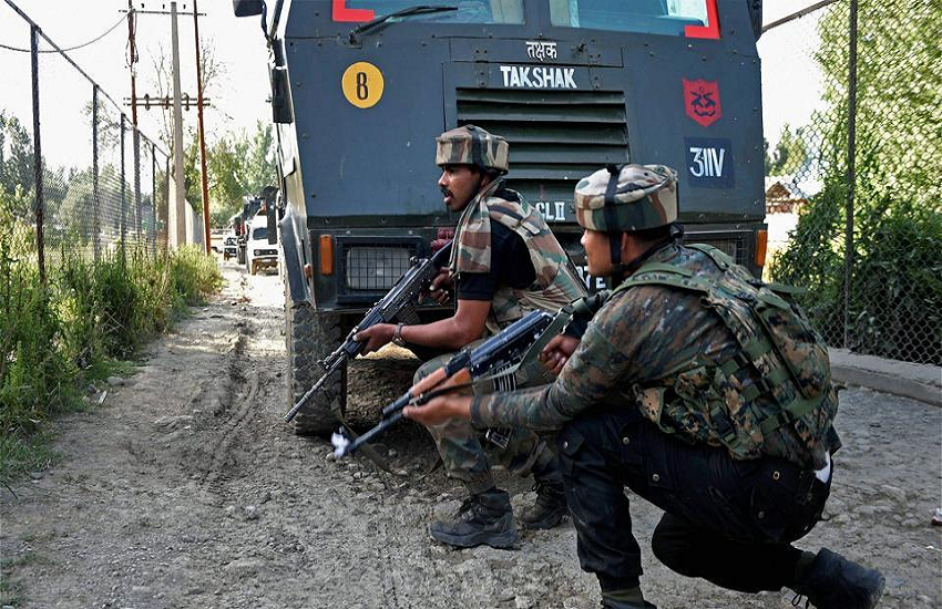 कश्मीर: आतंकवादियों ने पुलिस सुरक्षा चौकी पर हमला कर लूटे हथियार, सामने आया यह वीडियो