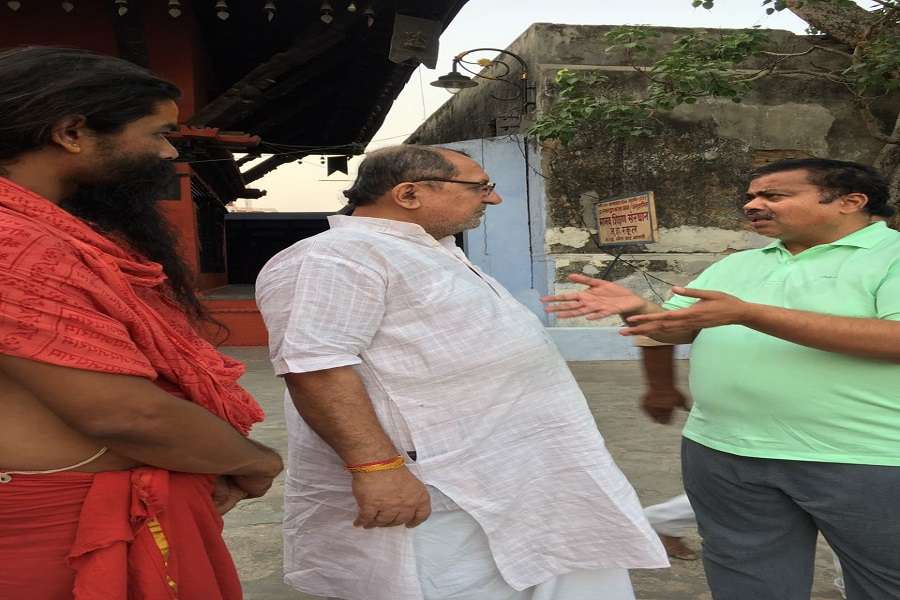 काशी के पशुपति नाथ मंदिर के पुजारी व नेपाली समाज के सचिव से बात करते डॉ विजय नाथ मिश्र