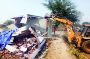 अतिक्रमण कर यहां तान दी गई थी बिल्डिंग, प्रशासन का एक्सीवेटर चंद मिनट में ढहाया