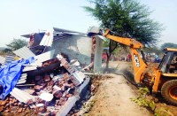 अतिक्रमण कर यहां तान दी गई थी बिल्डिंग, प्रशासन का एक्सीवेटर चंद मिनट में ढहाया