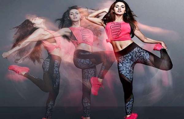 ये हैं वो बॅालीवुड अदाकारा जिसकी एब्स देख जलती हैं बी-टाउन की सारी एक्ट्रेसेस