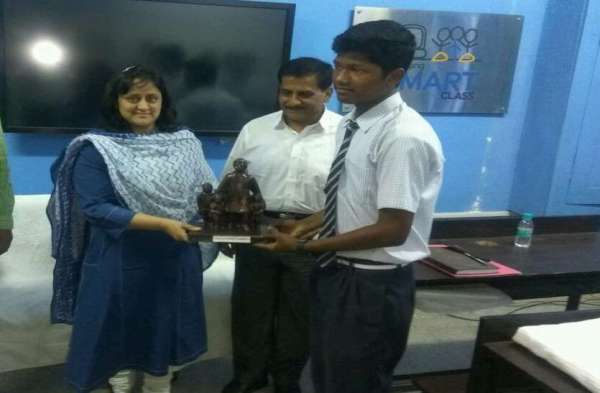 Photo Gallery : कलेक्टर ने छात्रों से कहा- सीखने की क्षमता को कभी कम न होने दें