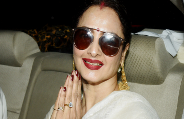 अमिताभ की फिल्म देखने पहुंची रेखा, इस लुक में आईं नजर