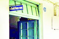 95 शिक्षक स्कूलों में बच्चों को पढ़ाने के बजाए छात्रावास व आश्रमों में बच्चों के देख-रेख में लगे