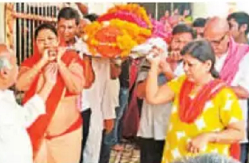 daughter Cremation Father Body