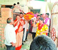 बालोतरा. अग्रवाल कॉलोनी स्थित घर से पिता की अर्थी को कंधा देकर पुत्रधर्म निभाती बेटियां।