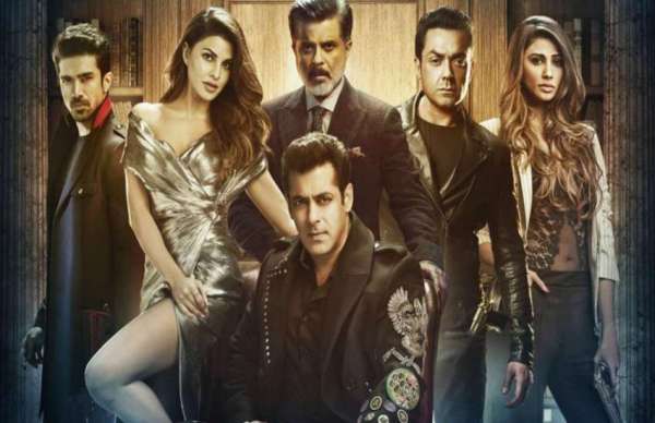 RACE 3: नए पोस्टर में दिखी सलमान-जैकलीन की कातिलाना कैमिस्ट्री, देखते ही हो जाएगा प्यार
