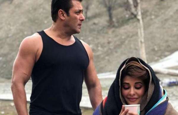 RACE 3: नए पोस्टर में दिखी सलमान-जैकलीन की कातिलाना कैमिस्ट्री, देखते ही हो जाएगा प्यार