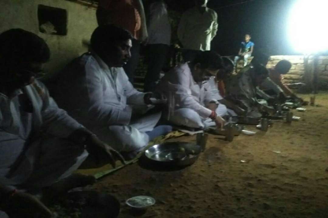 CM योगी के बाद अब बीजेपी प्रदेश महामंत्री सुनील बंसल ने दलित के घर किया भोजन