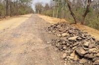 निर्देश के बाद भी पुरानी का डामर बेस नहीं हटाया जा रहा