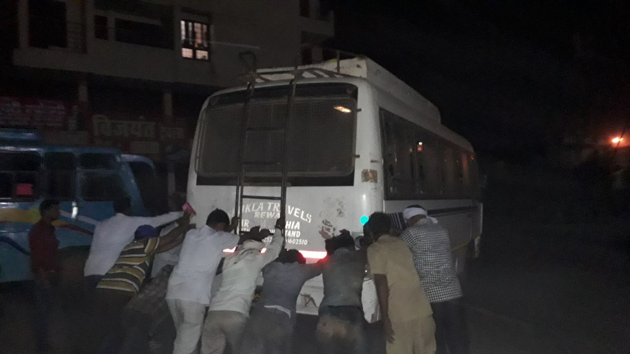 Passengers pushing the Khataara bus at 11 pm