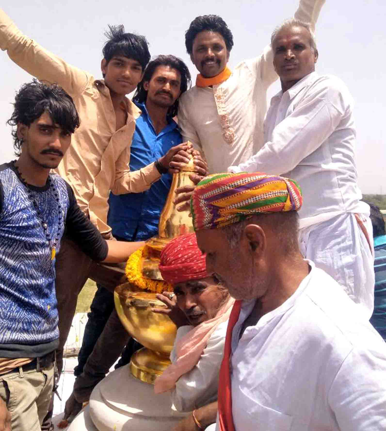 मंत्री ने लिया संतों का आशीर्वाद प्राण प्रतिष्ठा कार्यक्रम में शनिवार को उच्च शिक्षा मंत्री किरण माहेश्वरी ने भी पहुंचकर संतो का आशीर्वाद लिया। मंत्री माहेश्वरी ने यज्ञ शाला में पहुंच हवन में भी आहुतियंा दी व मंदिर परिसर में पहुंच दर्शन भी किए। उन्होंने महंत रामदास, डॅा. बलरामदास से मंदिर में निर्माण तथा विकास के कार्यों की जानकारी ली। संतो की विदाई आज प्रतिष्ठा महोत्सव के तहत रविवार को संतों व मंहतों की विदाई का कार्यक्रम होगा।