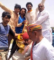 मंत्री ने लिया संतों का आशीर्वाद प्राण प्रतिष्ठा कार्यक्रम में शनिवार को उच्च शिक्षा मंत्री किरण माहेश्वरी ने भी पहुंचकर संतो का आशीर्वाद लिया। मंत्री माहेश्वरी ने यज्ञ शाला में पहुंच हवन में भी आहुतियंा दी व मंदिर परिसर में पहुंच दर्शन भी किए। उन्होंने महंत रामदास, डॅा. बलरामदास से मंदिर में निर्माण तथा विकास के कार्यों की जानकारी ली।  संतो की विदाई आज प्रतिष्ठा महोत्सव के तहत रविवार को संतों व मंहतों की विदाई का कार्यक्रम होगा।