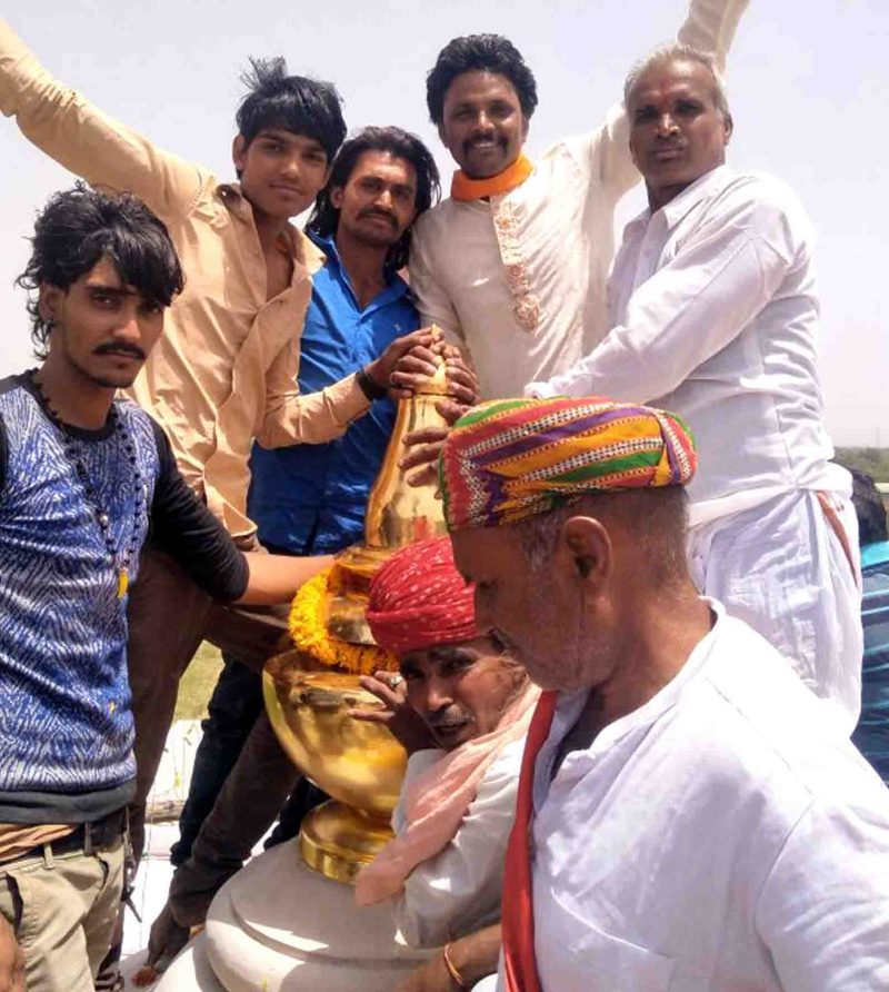 मंत्री ने लिया संतों का आशीर्वाद प्राण प्रतिष्ठा कार्यक्रम में शनिवार को उच्च शिक्षा मंत्री किरण माहेश्वरी ने भी पहुंचकर संतो का आशीर्वाद लिया। मंत्री माहेश्वरी ने यज्ञ शाला में पहुंच हवन में भी आहुतियंा दी व मंदिर परिसर में पहुंच दर्शन भी किए। उन्होंने महंत रामदास, डॅा. बलरामदास से मंदिर में निर्माण तथा विकास के कार्यों की जानकारी ली। संतो की विदाई आज प्रतिष्ठा महोत्सव के तहत रविवार को संतों व मंहतों की विदाई का कार्यक्रम होगा।