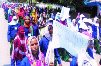 पांच महीने से वेतन नहीं मिलने पर महिलाओं द्वारा एक दिन पहले साकेत का घेराव