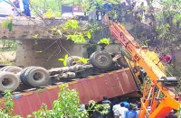 ट्रक का ड्रायवर केबिन में ही फंस गया